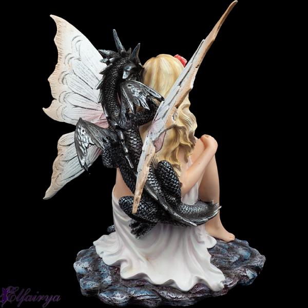 Fee "Drachinia" mit schwarzem Drachen
